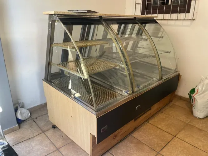 Vendo vitrine expositora refrigerada, confeitaria, lanchonete, mercado.
