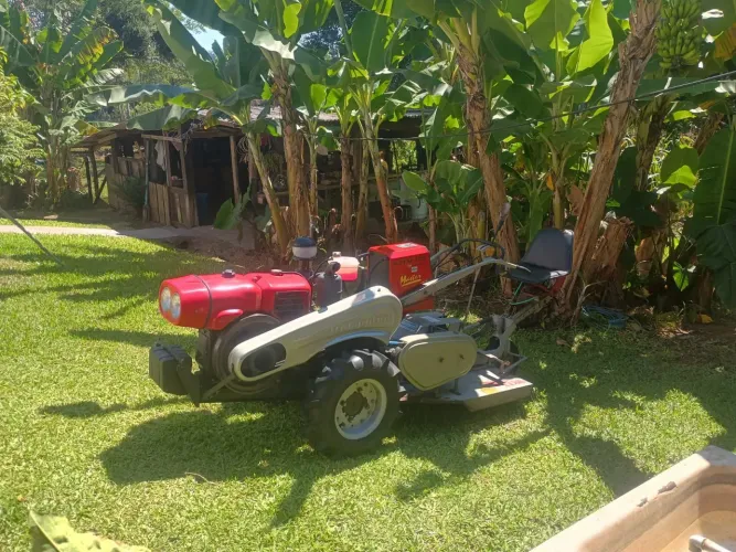 Micro trator Tramontini GN18 com partida elétrica.