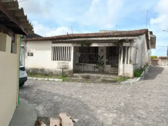 CASA NO IBURA  VILA TRANQUILA E BEM LOCALIZADA