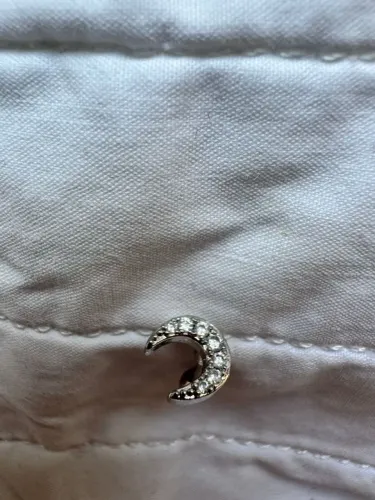 Piercing cravejado lua helix