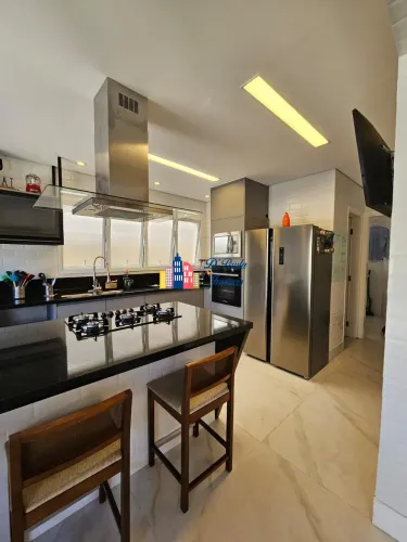 Casa em Condomínio de Luxo em Alphaville: 3 Quartos, 3 Suítes, 3 Salas, 5 Banheiros, 2 Vag