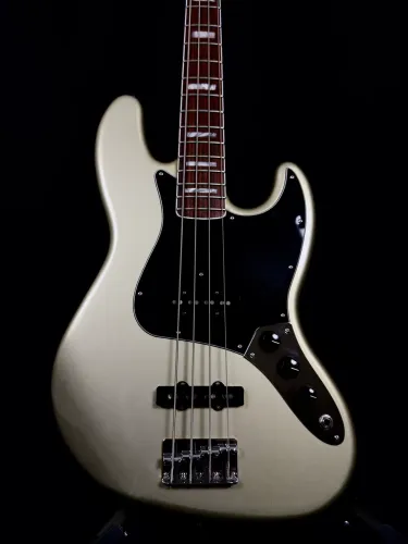 Baixo Fender Jazz Bass Vintera 70?