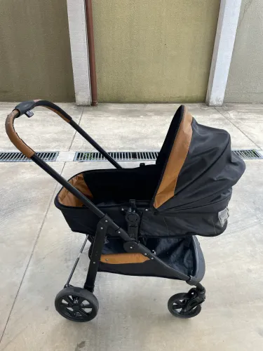 Carrinho de bebê Moisés com bebê conforto