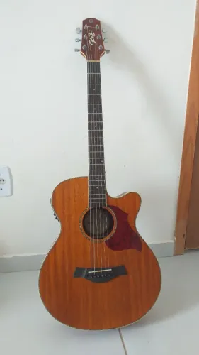 Vende-se um lindo Violão Seize