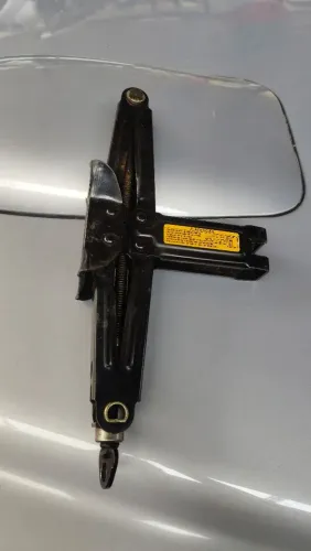Macaco original da Pajero TR4 