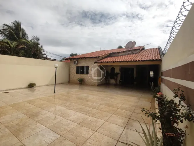 CASA COM PISCINA NO COOPHATRABALHO