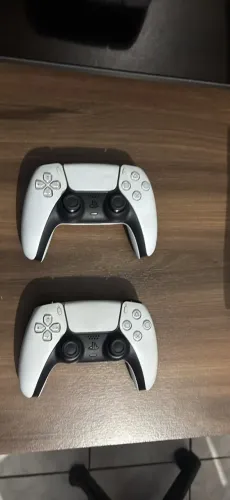 Kit PS5 - 2 Controles DualSense + Base Original Sony + Mortal Kombat 1