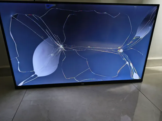TV TCL para retirar peças