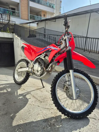 CRF 250F, moto com 10 trilhas. 2°Dono