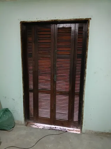 Vende-se uma porta balcão de madeira