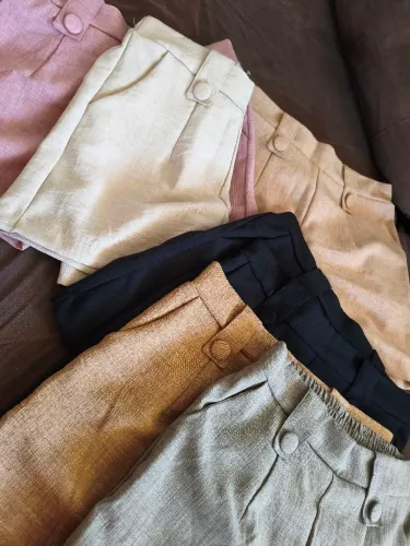 Lote com oito shorts alfaiataria , bolso botão encapado.