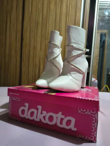 Bota branca com strass brilhante em prata