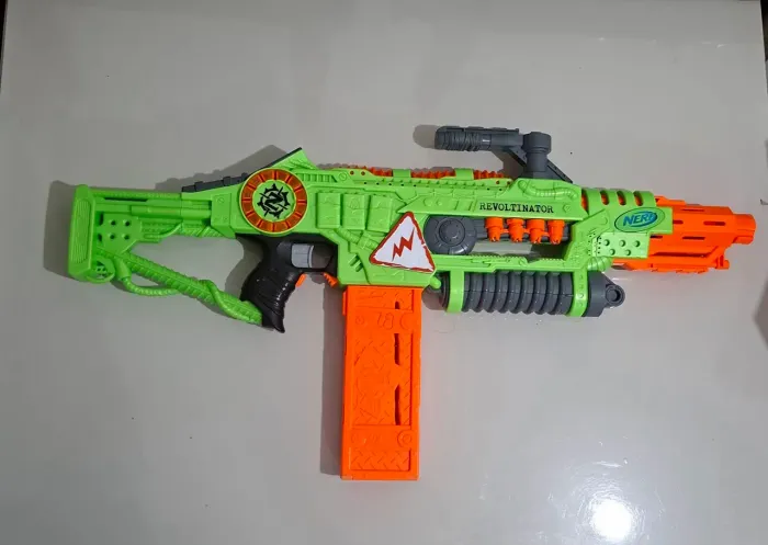 Nerf Zombie Strike Revoltinator - Verde e Laranja