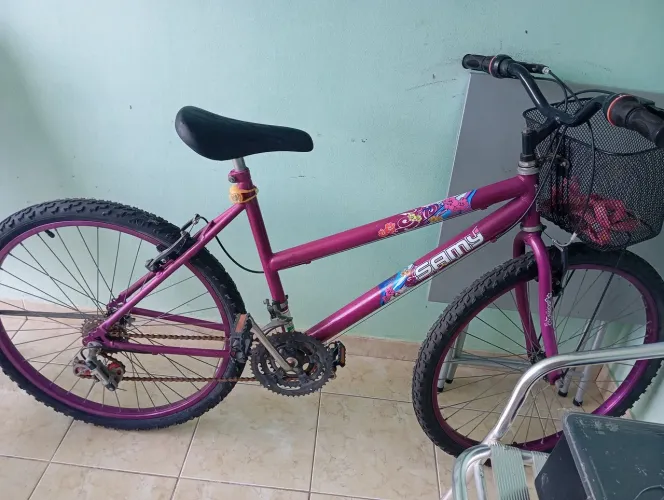 Bicicleta aro 24 E um colchão pneumático