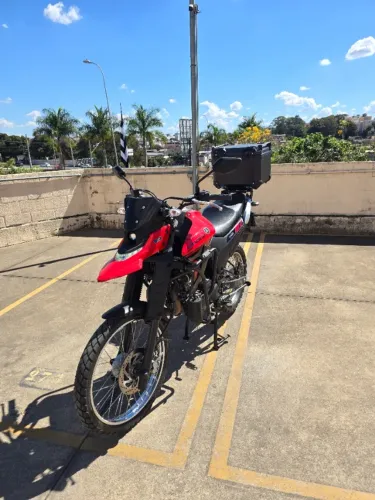 Yamaha XTZ 250 Lander 2025 - Vermelha (Apenas 8.630 Km)