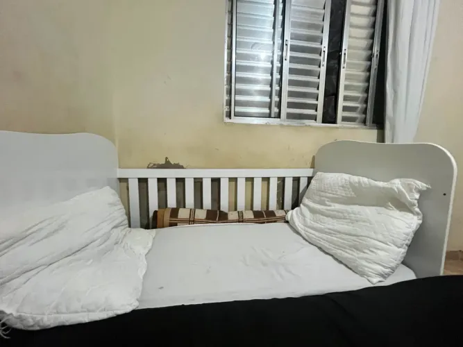 Berço Infantil Branco com Grade Regulável 