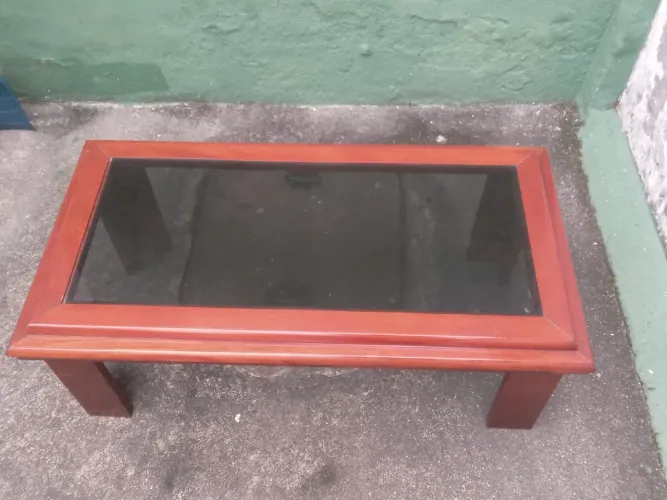 Mesa de centro em madeira  com vidro no meio ( medidas 92 X 50 )