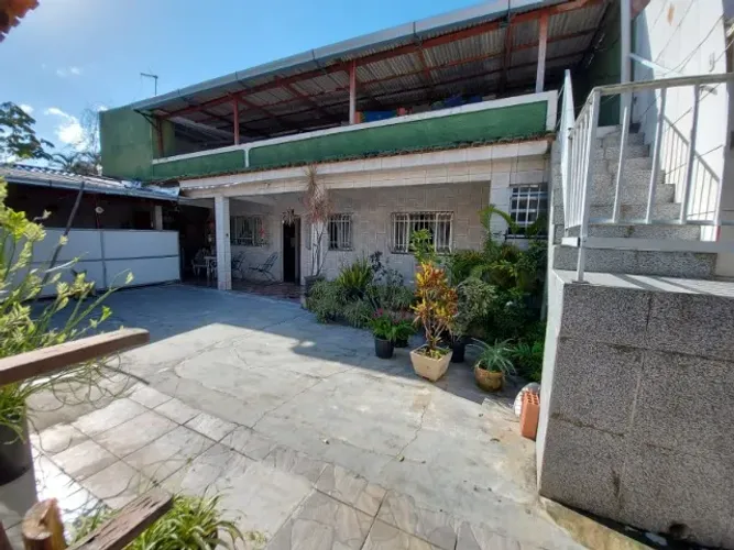 Oportunidade! Casa com amplo quintal perto do Raul Veiga em rua principal