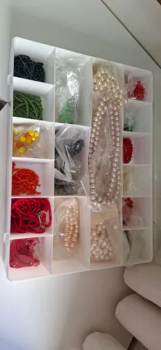 Maleta com pérolas para montagem de bijuterias