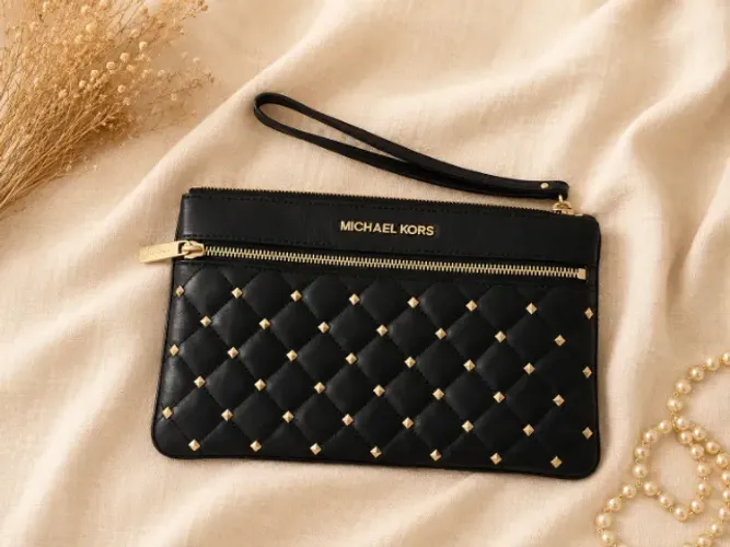 Clutch Michael Kors original com detalhes dourados