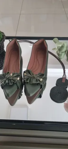 Sapatilha e colar verde musgo