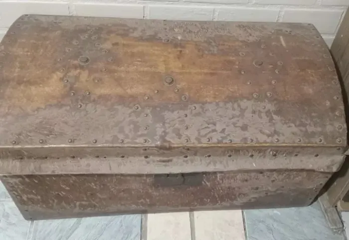Baú fechadura real britânica ("V R")