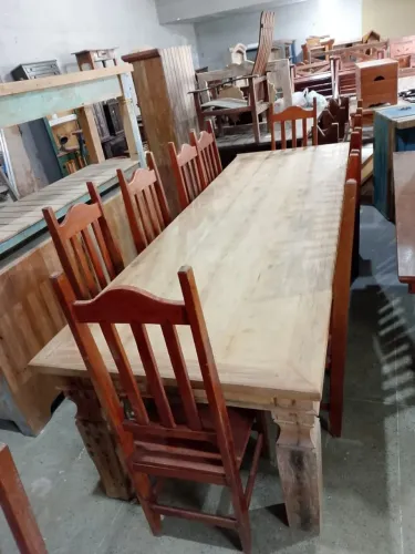 Mesa com  10 cadeiras .