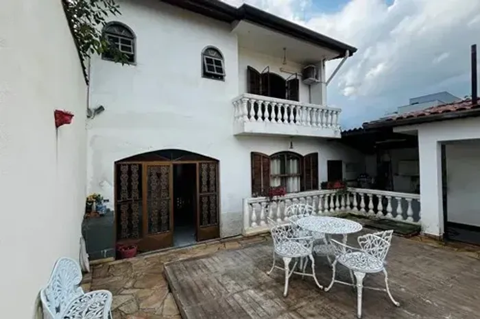 Casa Comercial a Venda com 173m2, 3 quartos, sala ampla e cozinha no centro de Caieiras