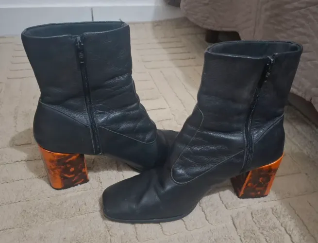 BOTA EM COURO CONSTANCE ORIGINAL TAM 37 SALTO 6 CM QUADRADO PEÇA IMPECÁVEL. 