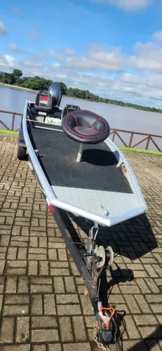 Marco plataformado com motor 40 Yamaha e motor elétrico 
