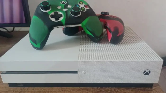 Vendo Xbox One S 1T