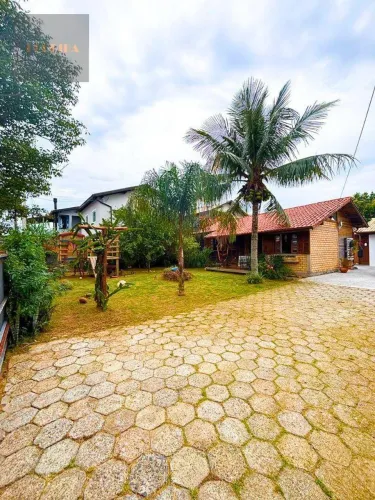 Duas casas em terreno com amplo quintal no Campeche