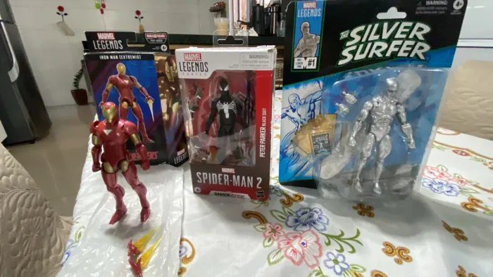 Marvel Legends ( homem aranha ps5, homem de ferro extremis, surfista prateado clássico)