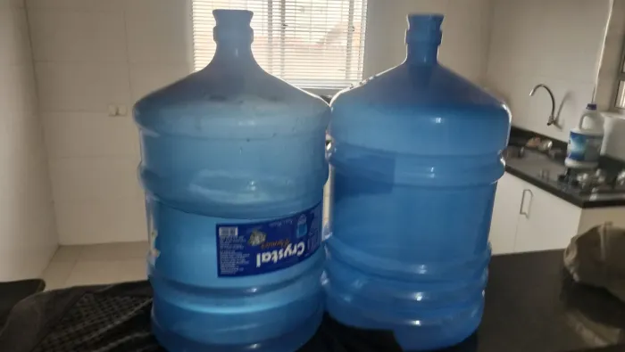 Kit 2 garrafões 20 litros+ 2 bombinhas de água, 50 reais