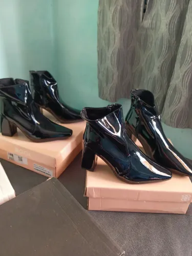 BOTA FEMININA SALTO GROSSO MÉDIO BICO QUADRADO CANO CURTO VERNIZ 