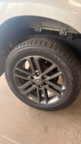 Vendo ou troco. Rodas aro 20 da hilux, pneus ótimos PIRELI SCORPIONS.
