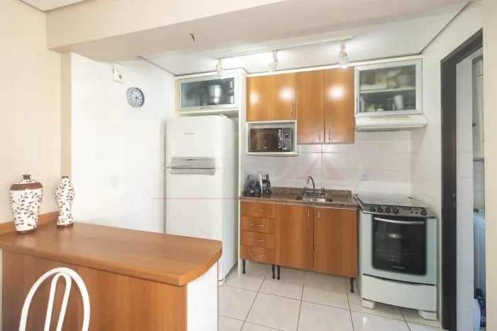 Apartamento mobiliado no Mont Serrat: 2 quartos, 1 suíte, sala, banheiros, garagem. Confor