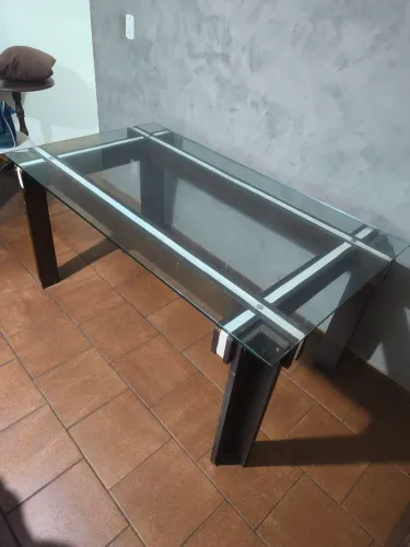 Mesa de jantar , sem as cadeiras .