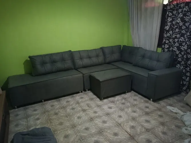 Sofá de canto grande e espaçoso