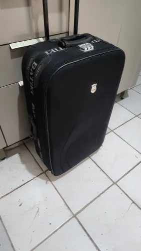 Mala de viagem com rodinhas e cadeado.