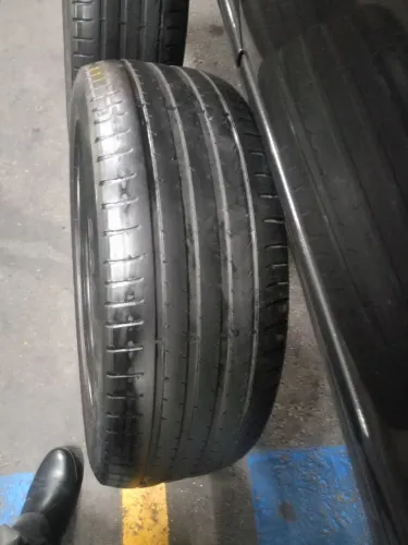Pneu de marca, roda um pouco. 205, 60, 18.