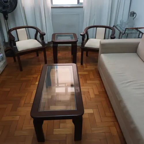Conjunto de mesa de centro e mesa de canto em Mogno e tampo de vidro.