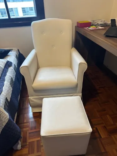 Poltrona de amamentação com puff