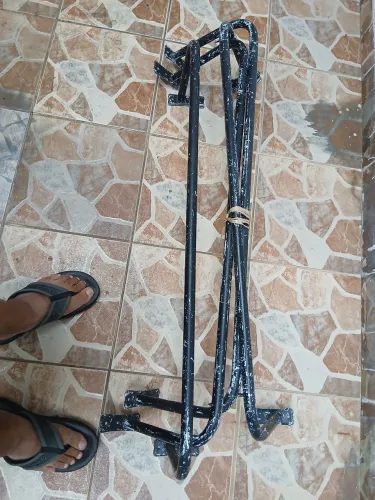 Arara de parede preta