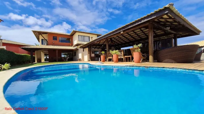 Excelente casa duplex, 4 quartos, sendo 2 suítes, pé na areia, Interlagos, Camaçari, BA.
