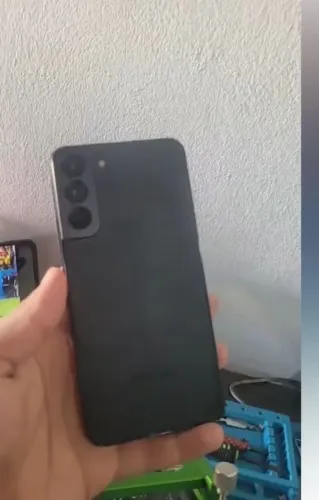 Celular s22 plus com defeito