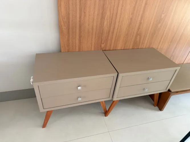 Vende-se criado mudo