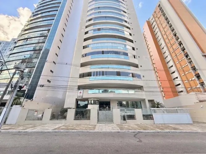 Apartamento com 4 suítes em andar alto no Umarizal.
