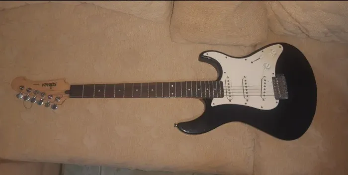 Guitarra Yamaha eg303