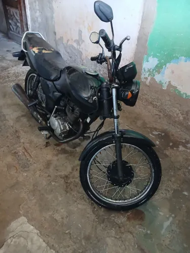 Vendo 125 moto com dois pneu novos revisão feita a pouco tempo toda em dias placa mercosul